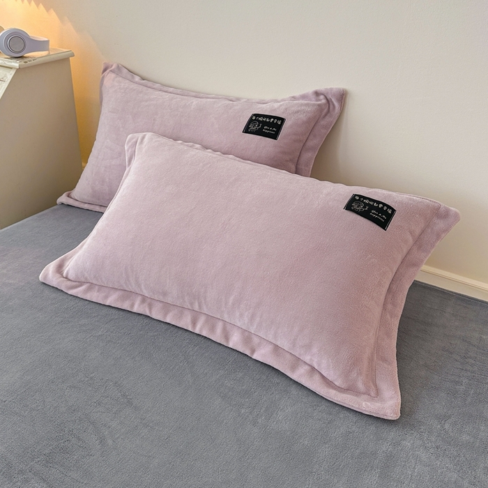 91家纺网 家纺一手货源 找家纺 莱越家纺 2025新款高克重牛奶绒纯色贴标款四件套（8斤重） 贴标-典雅紫+绅士灰