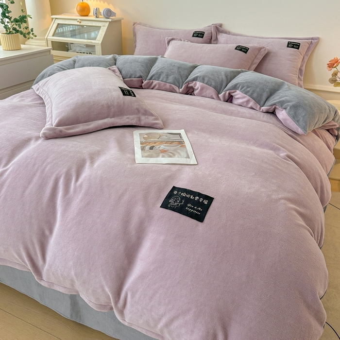 91家纺网 家纺一手货源 找家纺 莱越家纺 2025新款高克重牛奶绒纯色贴标款四件套（8斤重） 贴标-典雅紫+绅士灰