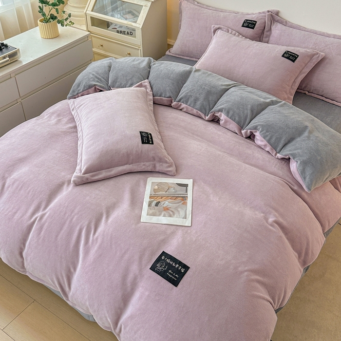 91家纺网 家纺一手货源 找家纺 莱越家纺 2025新款高克重牛奶绒纯色贴标款四件套（8斤重） 贴标-典雅紫+绅士灰