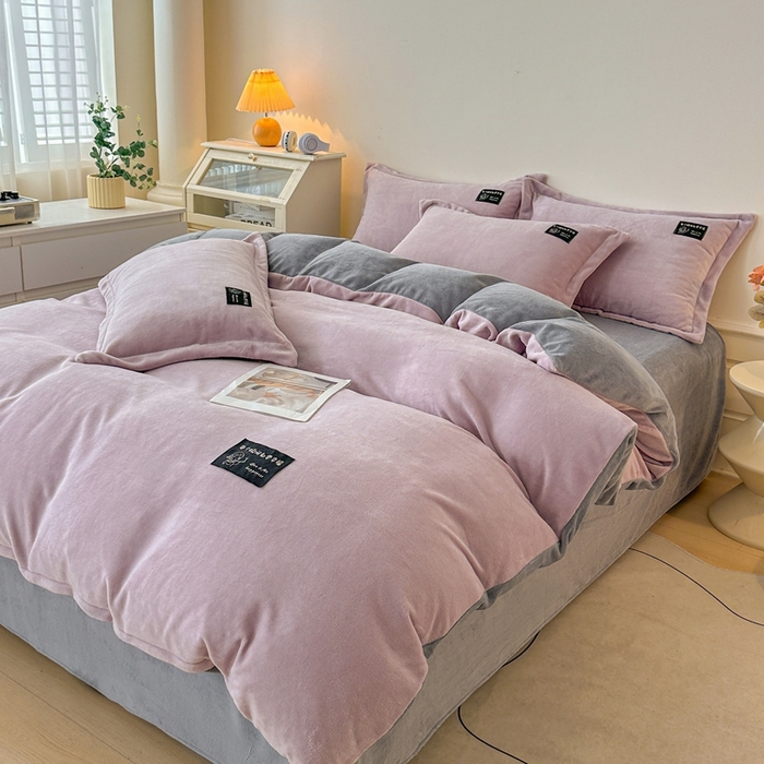 91家纺网 家纺一手货源 找家纺 莱越家纺 2025新款高克重牛奶绒纯色贴标款四件套（8斤重） 贴标-典雅紫+绅士灰
