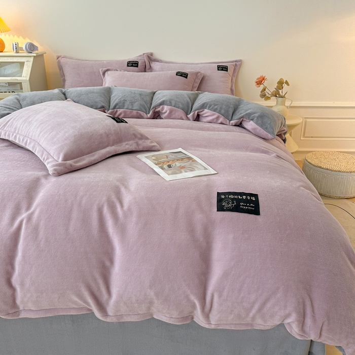 91家纺网 家纺一手货源 找家纺 莱越家纺 2025新款高克重牛奶绒纯色贴标款四件套（8斤重） 贴标-典雅紫+绅士灰