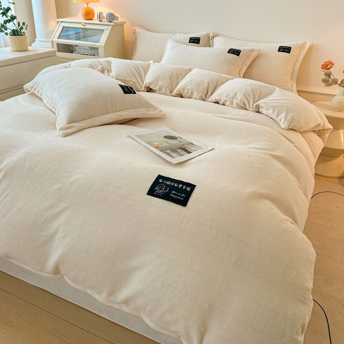 91家纺网 家纺一手货源 找家纺 莱越家纺 2025新款高克重牛奶绒纯色贴标款四件套（8斤重） 贴标-米白