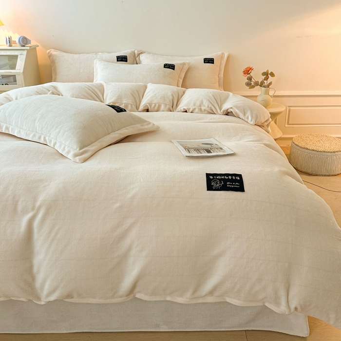 91家纺网 家纺一手货源 找家纺 莱越家纺 2025新款高克重牛奶绒纯色贴标款四件套（8斤重） 贴标-米白