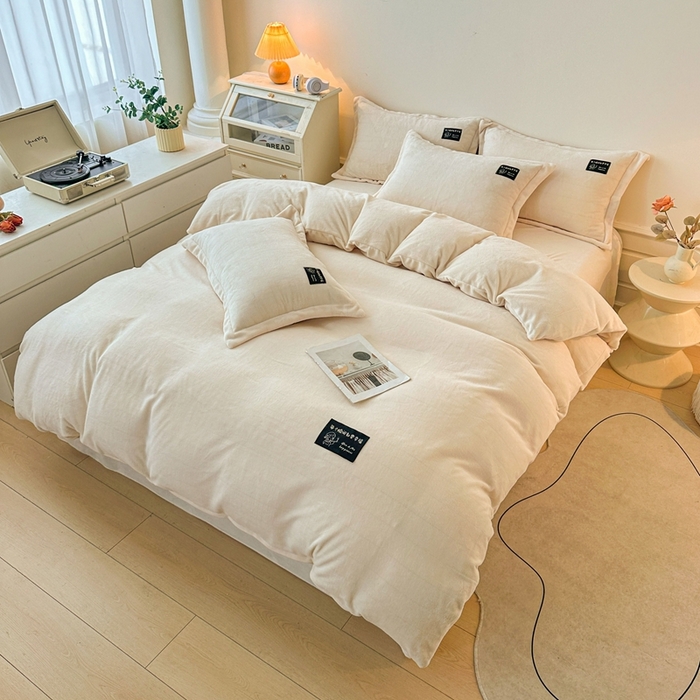 91家纺网 家纺一手货源 找家纺 莱越家纺 2025新款高克重牛奶绒纯色贴标款四件套（8斤重） 贴标-米白