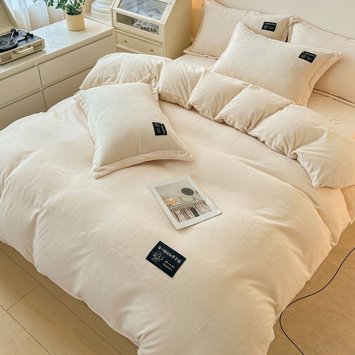 91家纺网 家纺一手货源 找家纺 莱越家纺 2025新款高克重牛奶绒纯色贴标款四件套（8斤重） 贴标-米白