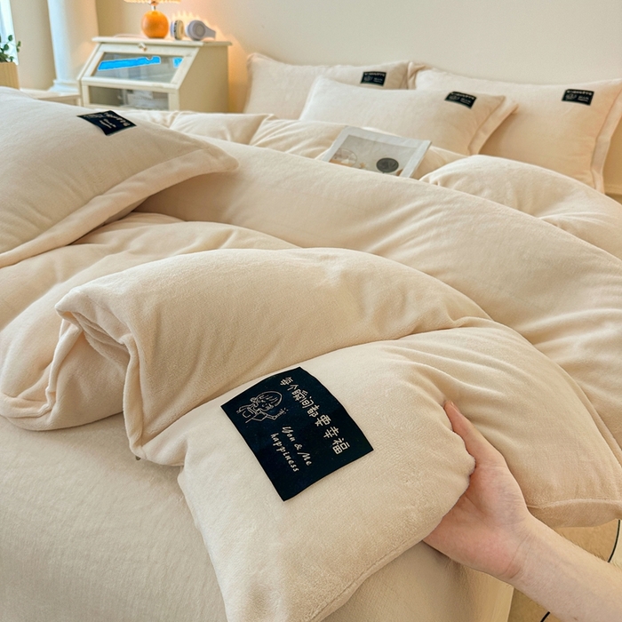 91家纺网 家纺一手货源 找家纺 莱越家纺 2025新款高克重牛奶绒纯色贴标款四件套（8斤重） 贴标-米白