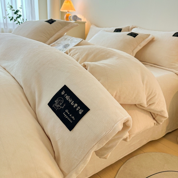 91家纺网 家纺一手货源 找家纺 莱越家纺 2025新款高克重牛奶绒纯色贴标款四件套（8斤重） 贴标-米白