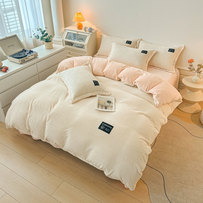 91家纺网 家纺一手货源 找家纺 莱越家纺 2025新款高克重牛奶绒纯色贴标款四件套（8斤重） 贴标-米白+淡雅玉