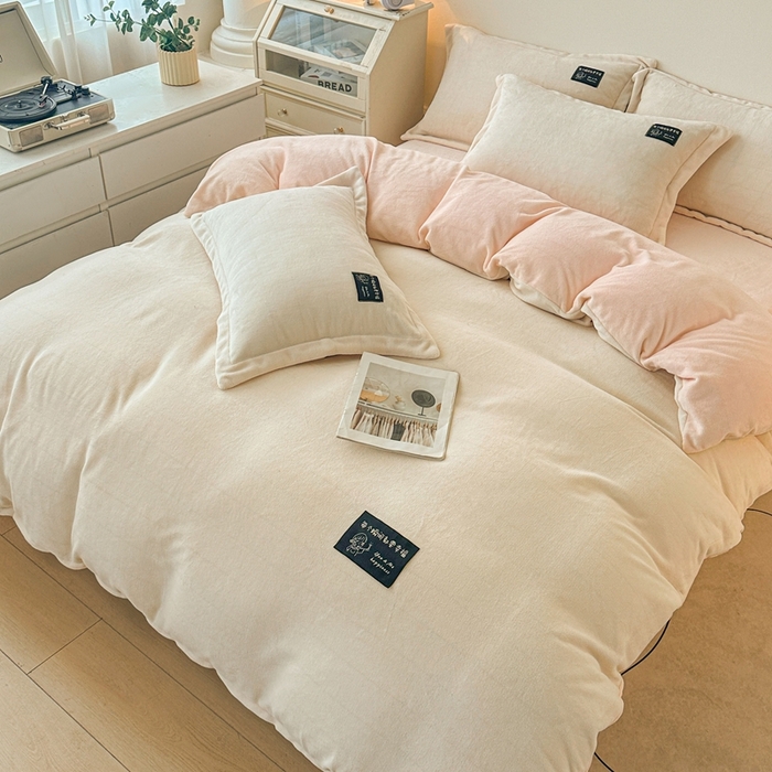 91家纺网 家纺一手货源 找家纺 莱越家纺 2025新款高克重牛奶绒纯色贴标款四件套（8斤重） 贴标-米白+淡雅玉