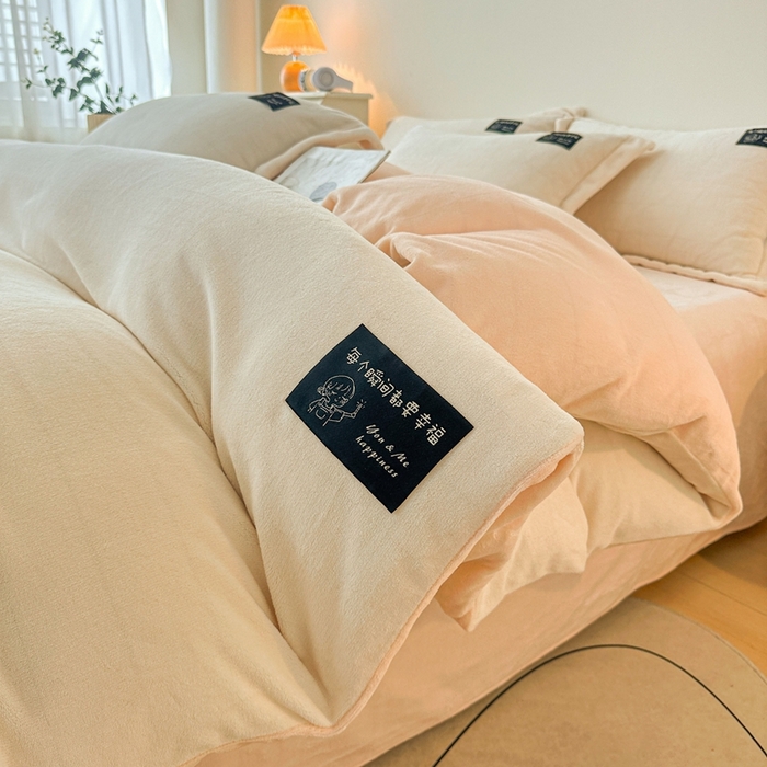 91家纺网 家纺一手货源 找家纺 莱越家纺 2025新款高克重牛奶绒纯色贴标款四件套（8斤重） 贴标-米白+淡雅玉