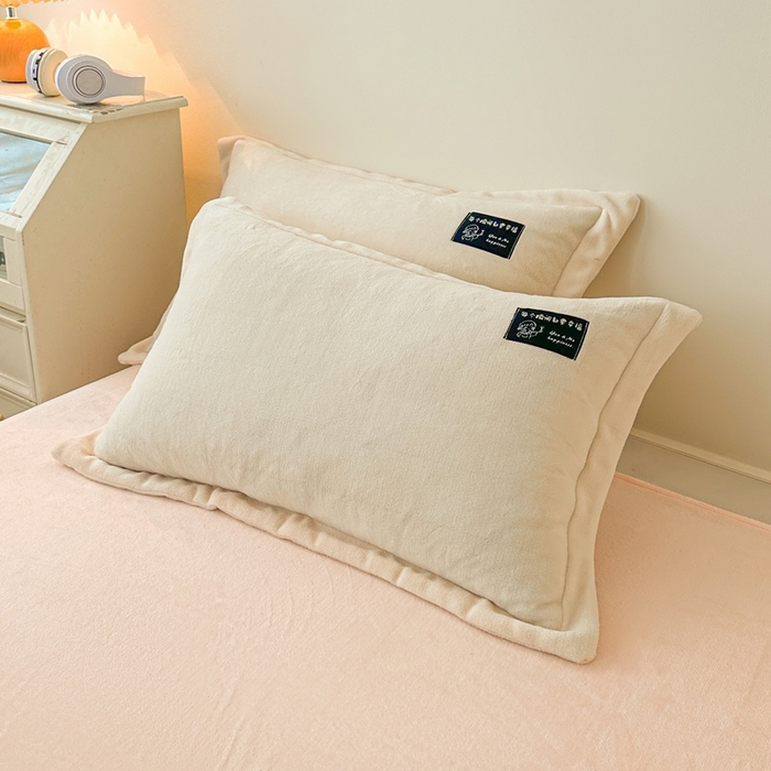 91家纺网 家纺一手货源 找家纺 莱越家纺 2025新款高克重牛奶绒纯色贴标款四件套（8斤重） 贴标-米白+淡雅玉