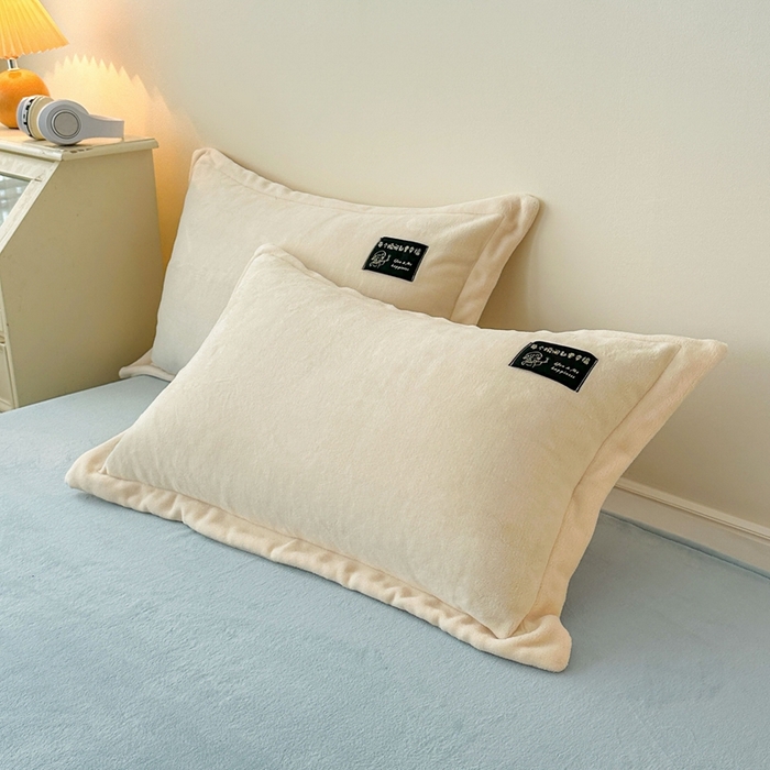 91家纺网 家纺一手货源 找家纺 莱越家纺 2025新款高克重牛奶绒纯色贴标款四件套（8斤重） 贴标-米白+天蓝