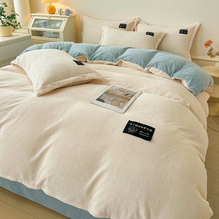 91家纺网 家纺一手货源 找家纺 莱越家纺 2025新款高克重牛奶绒纯色贴标款四件套（8斤重） 贴标-米白+天蓝