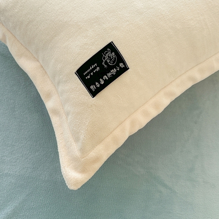 91家纺网 家纺一手货源 找家纺 莱越家纺 2025新款高克重牛奶绒纯色贴标款四件套（8斤重） 贴标-米白+天蓝