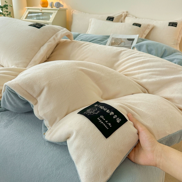 91家纺网 家纺一手货源 找家纺 莱越家纺 2025新款高克重牛奶绒纯色贴标款四件套（8斤重） 贴标-米白+天蓝