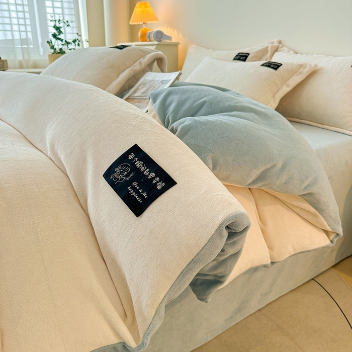91家纺网 家纺一手货源 找家纺 莱越家纺 2025新款高克重牛奶绒纯色贴标款四件套（8斤重） 贴标-米白+天蓝
