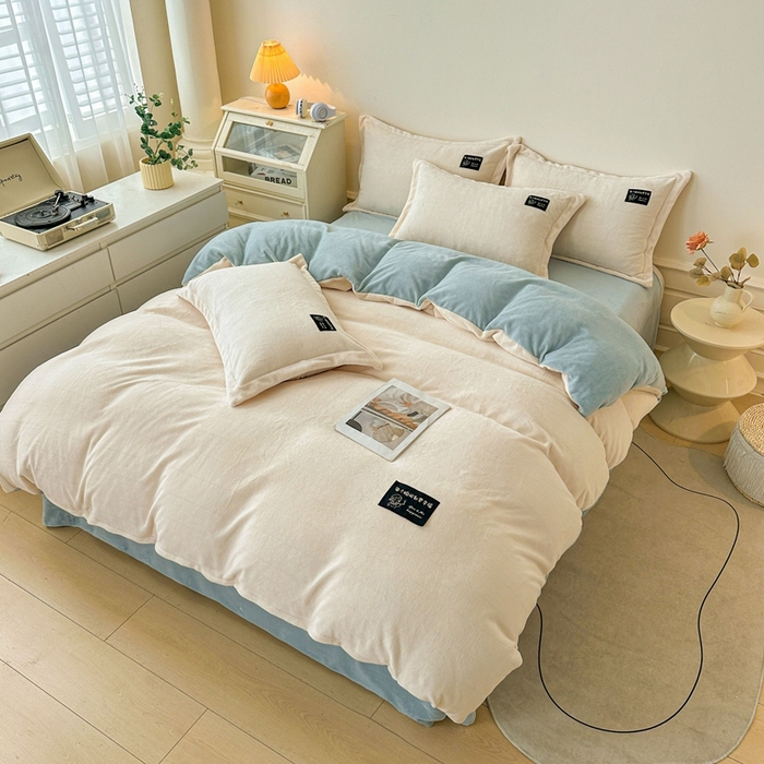 91家纺网 家纺一手货源 找家纺 莱越家纺 2025新款高克重牛奶绒纯色贴标款四件套（8斤重） 贴标-米白+天蓝