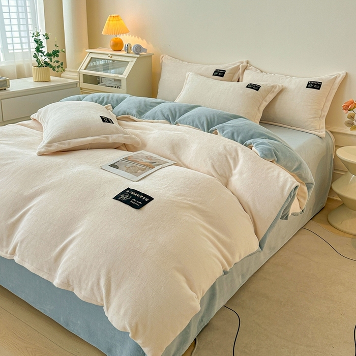 91家纺网 家纺一手货源 找家纺 莱越家纺 2025新款高克重牛奶绒纯色贴标款四件套（8斤重） 贴标-米白+天蓝