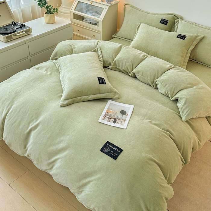 91家纺网 家纺一手货源 找家纺 莱越家纺 2025新款高克重牛奶绒纯色贴标款四件套（8斤重） 贴标-牛奶果绿