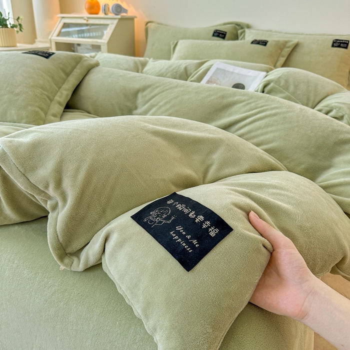 91家纺网 家纺一手货源 找家纺 莱越家纺 2025新款高克重牛奶绒纯色贴标款四件套（8斤重） 贴标-牛奶果绿
