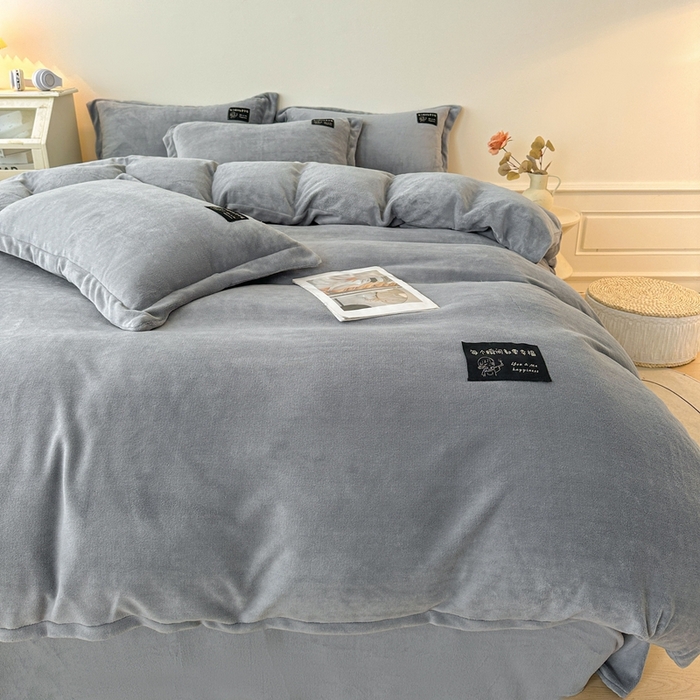 91家纺网 家纺一手货源 找家纺 莱越家纺 2025新款高克重牛奶绒纯色贴标款四件套（8斤重） 贴标-绅士灰
