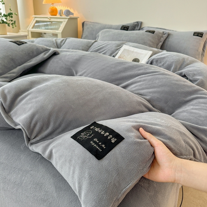 91家纺网 家纺一手货源 找家纺 莱越家纺 2025新款高克重牛奶绒纯色贴标款四件套（8斤重） 贴标-绅士灰