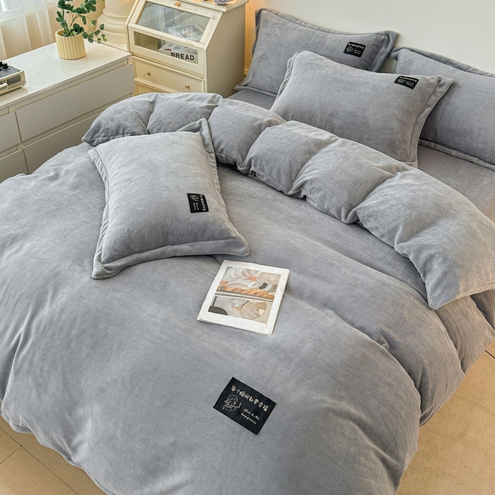 91家纺网 家纺一手货源 找家纺 莱越家纺 2025新款高克重牛奶绒纯色贴标款四件套（8斤重） 贴标-绅士灰