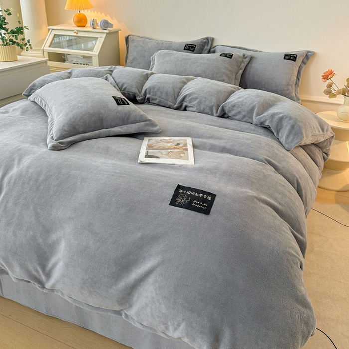 91家纺网 家纺一手货源 找家纺 莱越家纺 2025新款高克重牛奶绒纯色贴标款四件套（8斤重） 贴标-绅士灰
