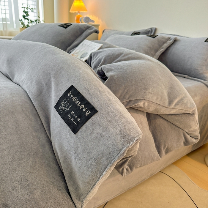 91家纺网 家纺一手货源 找家纺 莱越家纺 2025新款高克重牛奶绒纯色贴标款四件套（8斤重） 贴标-绅士灰