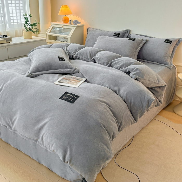 91家纺网 家纺一手货源 找家纺 莱越家纺 2025新款高克重牛奶绒纯色贴标款四件套（8斤重） 贴标-绅士灰
