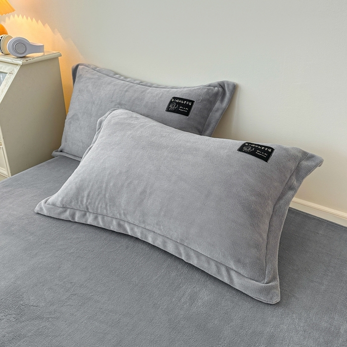 91家纺网 家纺一手货源 找家纺 莱越家纺 2025新款高克重牛奶绒纯色贴标款四件套（8斤重） 贴标-绅士灰