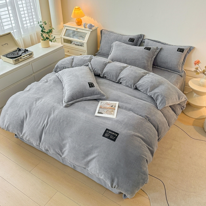 91家纺网 家纺一手货源 找家纺 莱越家纺 2025新款高克重牛奶绒纯色贴标款四件套（8斤重） 贴标-绅士灰