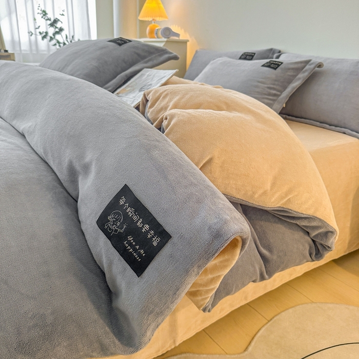 91家纺网 家纺一手货源 找家纺 莱越家纺 2025新款高克重牛奶绒纯色贴标款四件套（8斤重） 贴标-绅士灰+香槟金