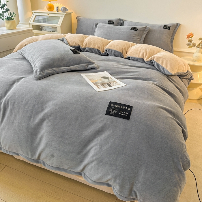 91家纺网 家纺一手货源 找家纺 莱越家纺 2025新款高克重牛奶绒纯色贴标款四件套（8斤重） 贴标-绅士灰+香槟金