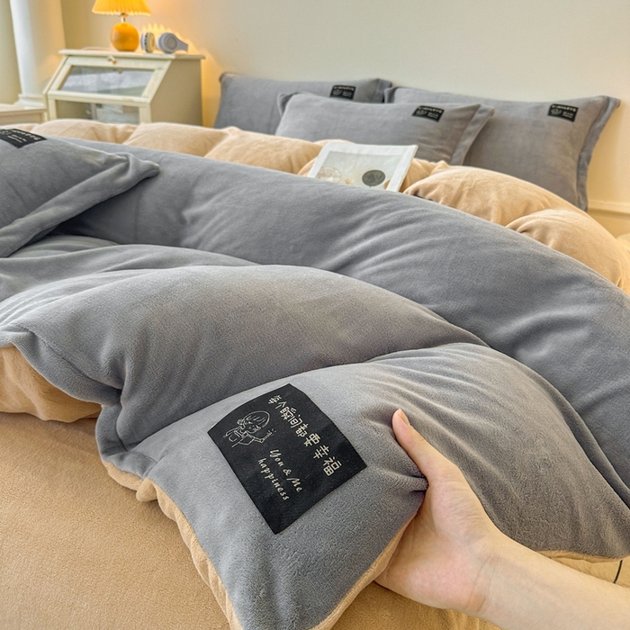 91家纺网 家纺一手货源 找家纺 莱越家纺 2025新款高克重牛奶绒纯色贴标款四件套（8斤重） 贴标-绅士灰+香槟金