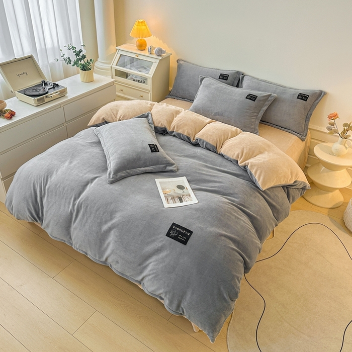 91家纺网 家纺一手货源 找家纺 莱越家纺 2025新款高克重牛奶绒纯色贴标款四件套（8斤重） 贴标-绅士灰+香槟金