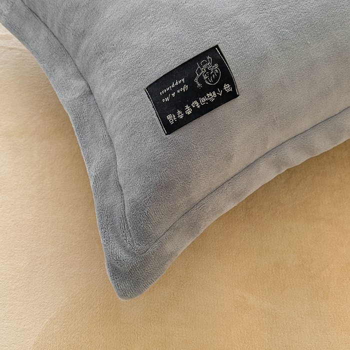 91家纺网 家纺一手货源 找家纺 莱越家纺 2025新款高克重牛奶绒纯色贴标款四件套（8斤重） 贴标-绅士灰+香槟金