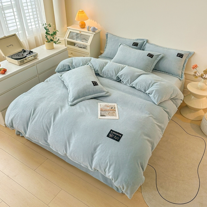 91家纺网 家纺一手货源 找家纺 莱越家纺 2025新款高克重牛奶绒纯色贴标款四件套（8斤重） 贴标-天蓝