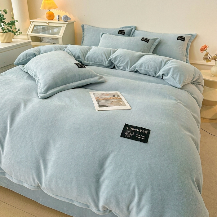 91家纺网 家纺一手货源 找家纺 莱越家纺 2025新款高克重牛奶绒纯色贴标款四件套（8斤重） 贴标-天蓝