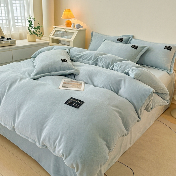 91家纺网 家纺一手货源 找家纺 莱越家纺 2025新款高克重牛奶绒纯色贴标款四件套（8斤重） 贴标-天蓝