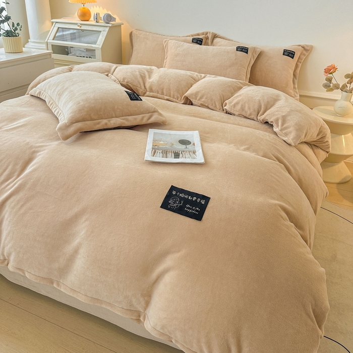 91家纺网 家纺一手货源 找家纺 莱越家纺 2025新款高克重牛奶绒纯色贴标款四件套（8斤重） 贴标-香槟金
