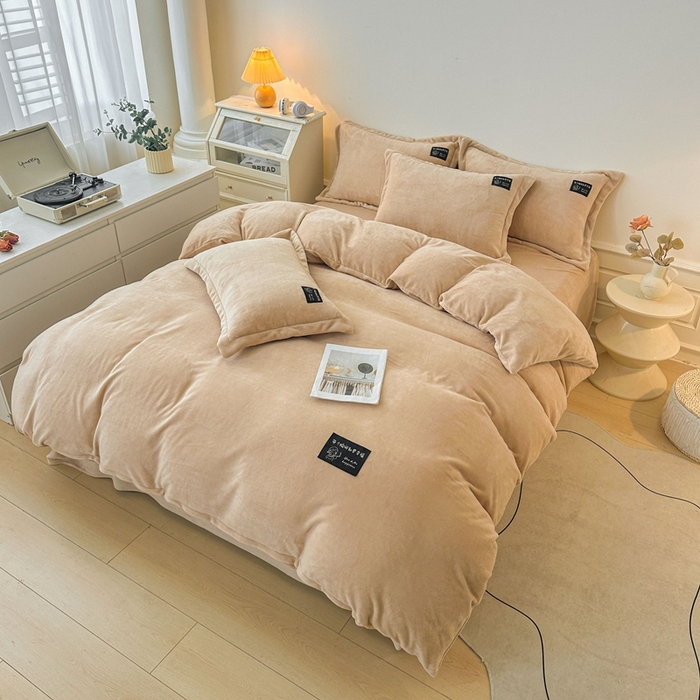91家纺网 家纺一手货源 找家纺 莱越家纺 2025新款高克重牛奶绒纯色贴标款四件套（8斤重） 贴标-香槟金