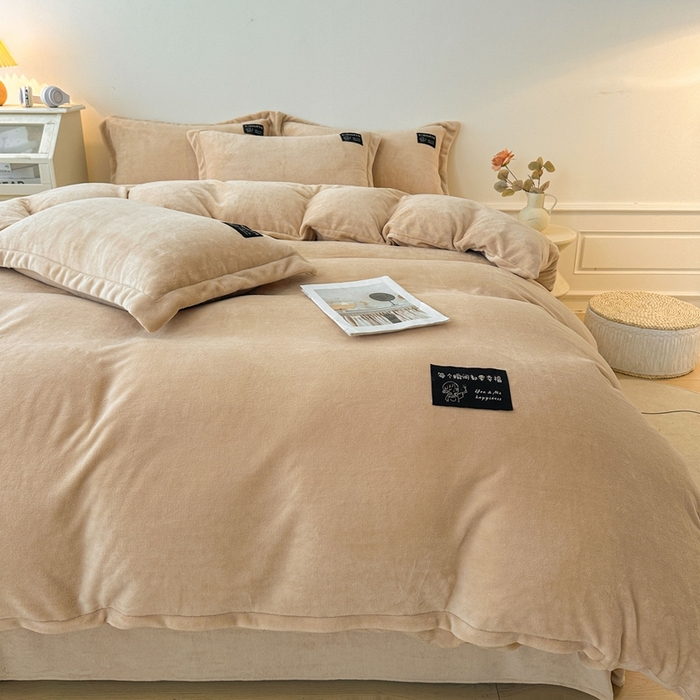 91家纺网 家纺一手货源 找家纺 莱越家纺 2025新款高克重牛奶绒纯色贴标款四件套（8斤重） 贴标-香槟金