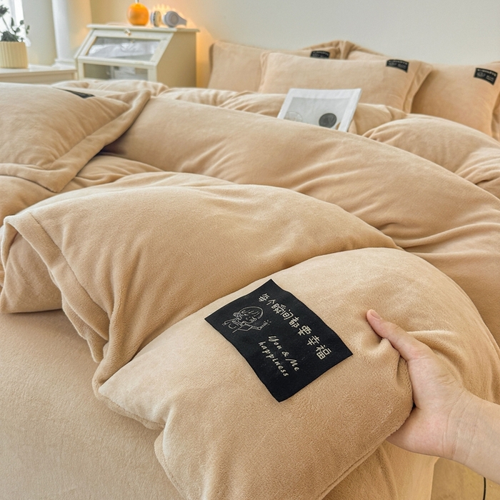 91家纺网 家纺一手货源 找家纺 莱越家纺 2025新款高克重牛奶绒纯色贴标款四件套（8斤重） 贴标-香槟金