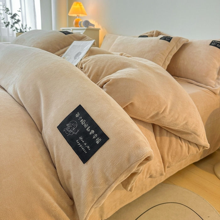 91家纺网 家纺一手货源 找家纺 莱越家纺 2025新款高克重牛奶绒纯色贴标款四件套（8斤重） 贴标-香槟金