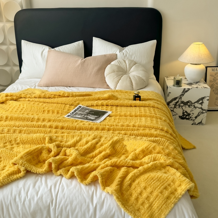 91家纺网 家纺一手货源 找家纺 穆琪2025新款高克重华夫格舒棉绒办公家用多功能毯子几何方块塔芙绒毛毯 亮丽黄