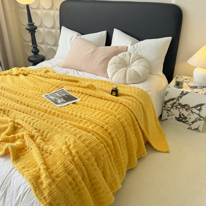 91家纺网 家纺一手货源 找家纺 穆琪2025新款高克重华夫格舒棉绒办公家用多功能毯子几何方块塔芙绒毛毯 亮丽黄