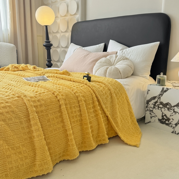 91家纺网 家纺一手货源 找家纺 穆琪2025新款高克重华夫格舒棉绒办公家用多功能毯子几何方块塔芙绒毛毯 亮丽黄