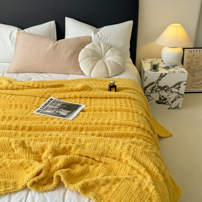 91家纺网 家纺一手货源 找家纺 穆琪2025新款高克重华夫格舒棉绒办公家用多功能毯子几何方块塔芙绒毛毯 亮丽黄