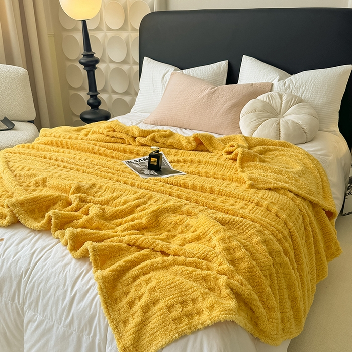 91家纺网 家纺一手货源 找家纺 穆琪2025新款高克重华夫格舒棉绒办公家用多功能毯子几何方块塔芙绒毛毯 亮丽黄